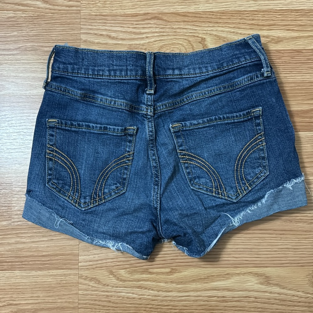 Hollister distressed high rise Jean short short - Picture 2 of 3